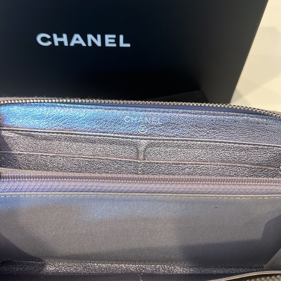🔥RARE CHANEL IRIDESCENT SILVERY/PURPLE ZIP AROUND WALLET FULL INCLUSION 🔥 - Picture 5 of 16
